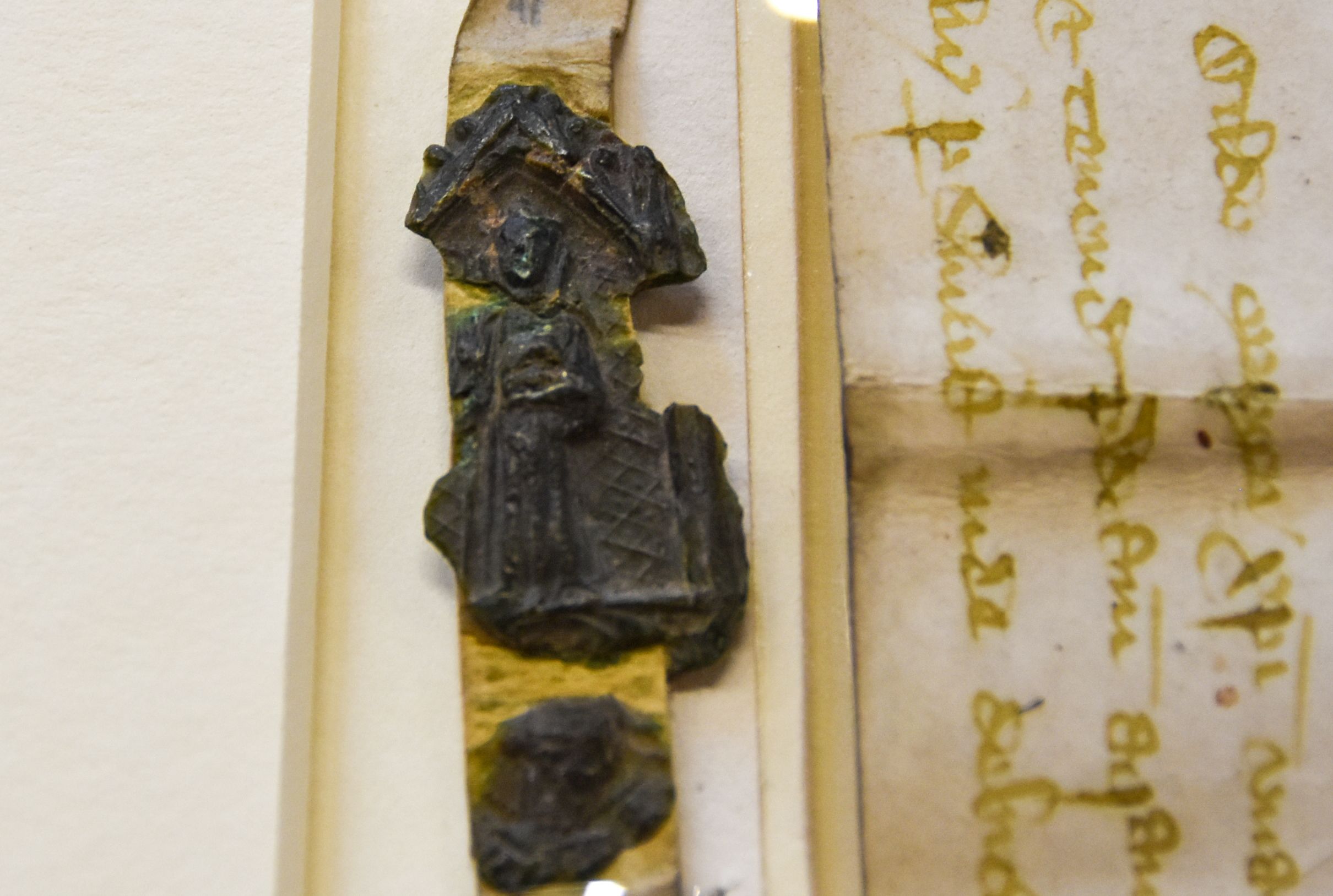  The wax seal on Margaret’s will provided Philippa with the inspiration for the logo for the celebration of 40 years since Corpus became co-educational, Forty Years On • Women of Corpus. Although it is quite small and fragile, it clearly shows a figure standing beneath an archway holding a book. The shape of the archway can be seen across the materials for the campaign, linking together influential women of Corpus from the fourteenth century to today.