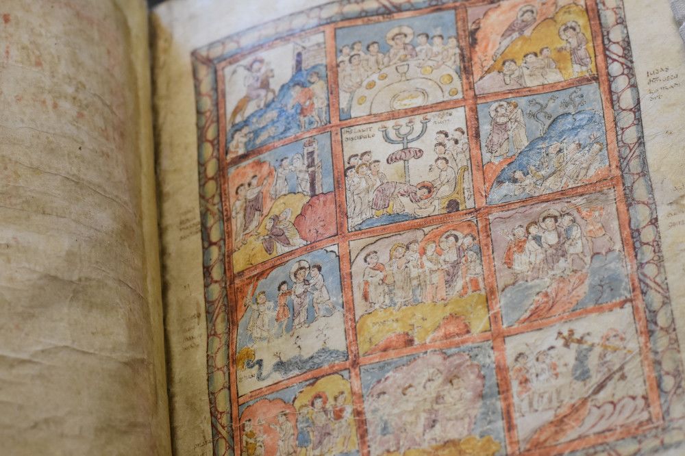 Folio 125r contains twelve scenes laid out in four rows of three. Each depicts a scene from the Passion of Christ.