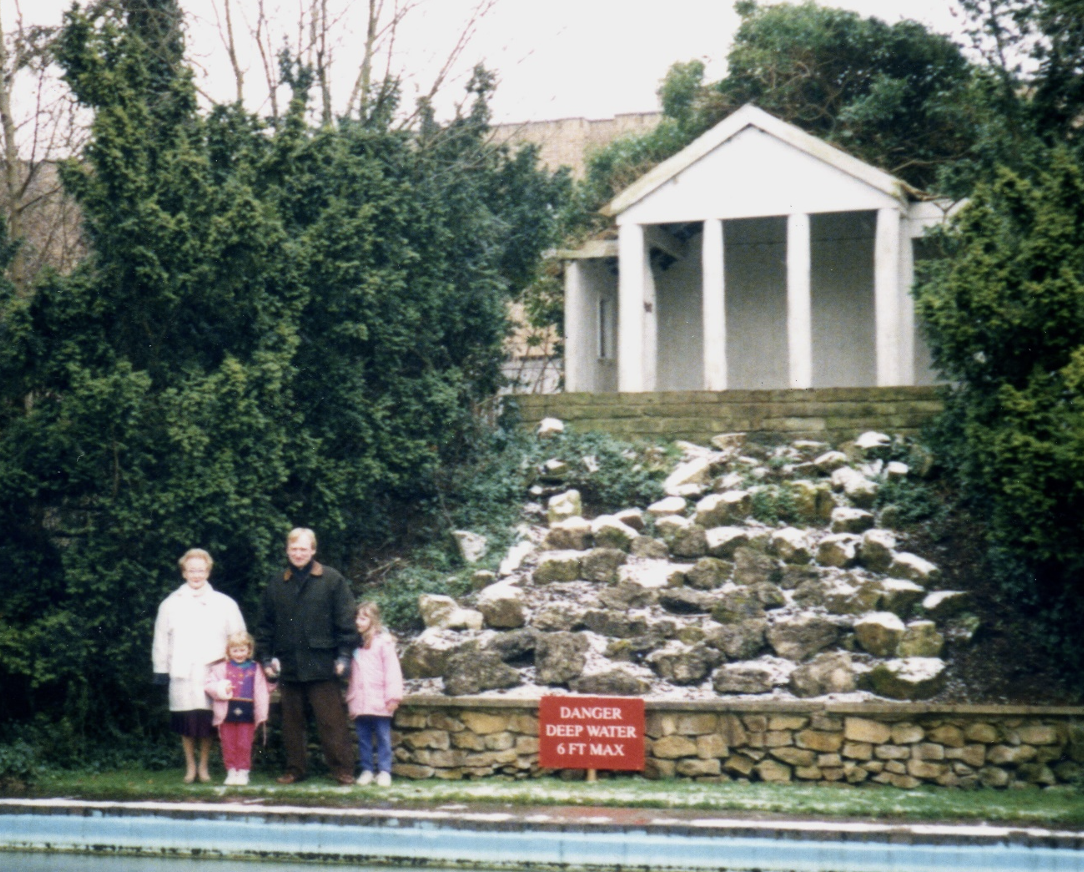 Ian Shaw and his children with Phylliss Creek on a visit to Leckhampton in 1994.